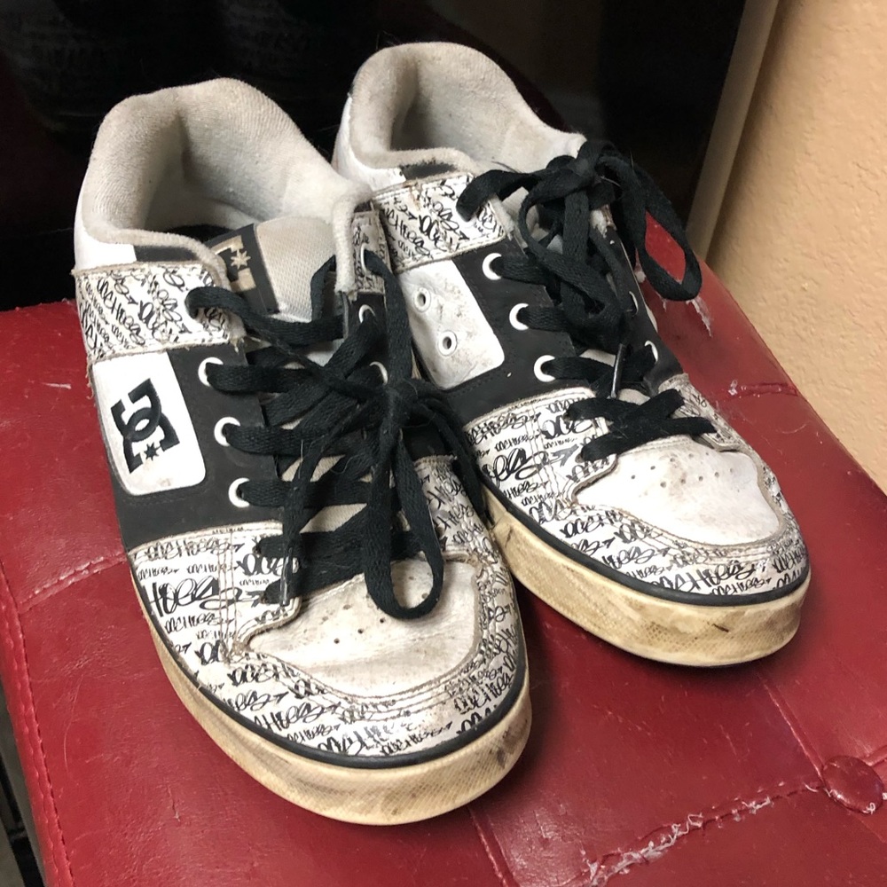 DC SKATE SHOES